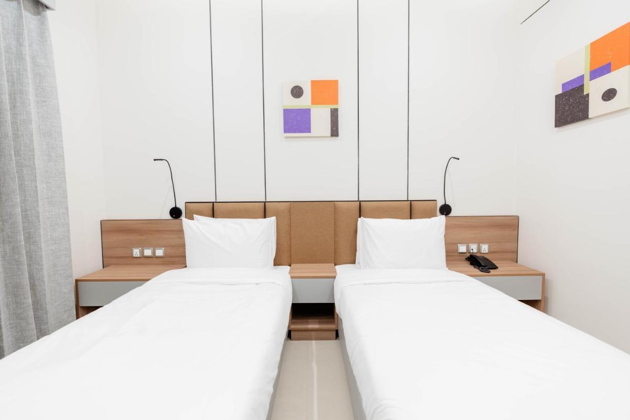 Resivation Hotel Dubai Bagian luar foto