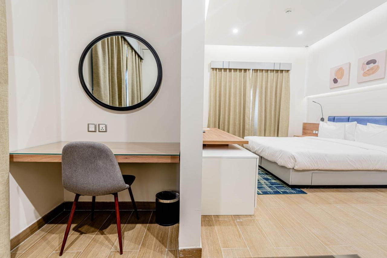 Resivation Hotel Dubai Bagian luar foto