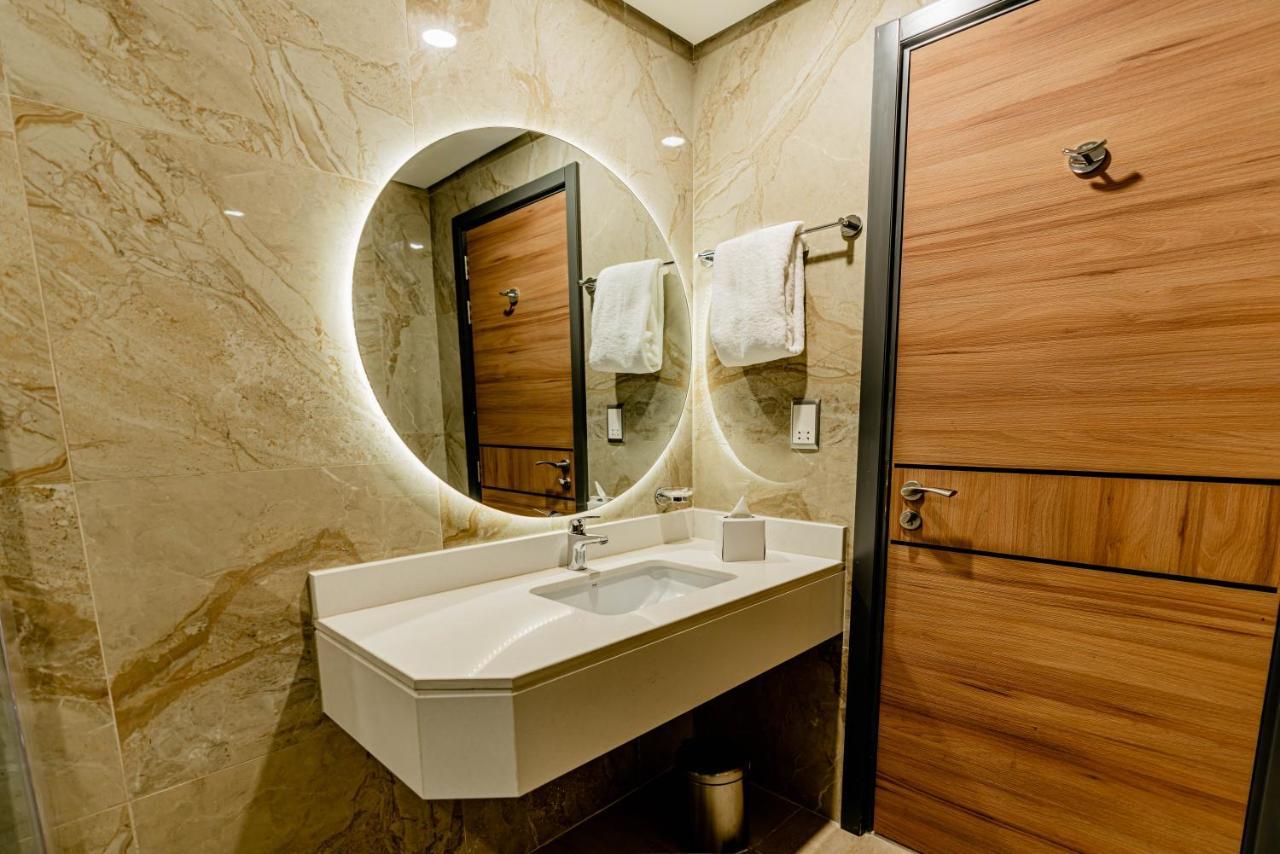 Resivation Hotel Dubai Bagian luar foto