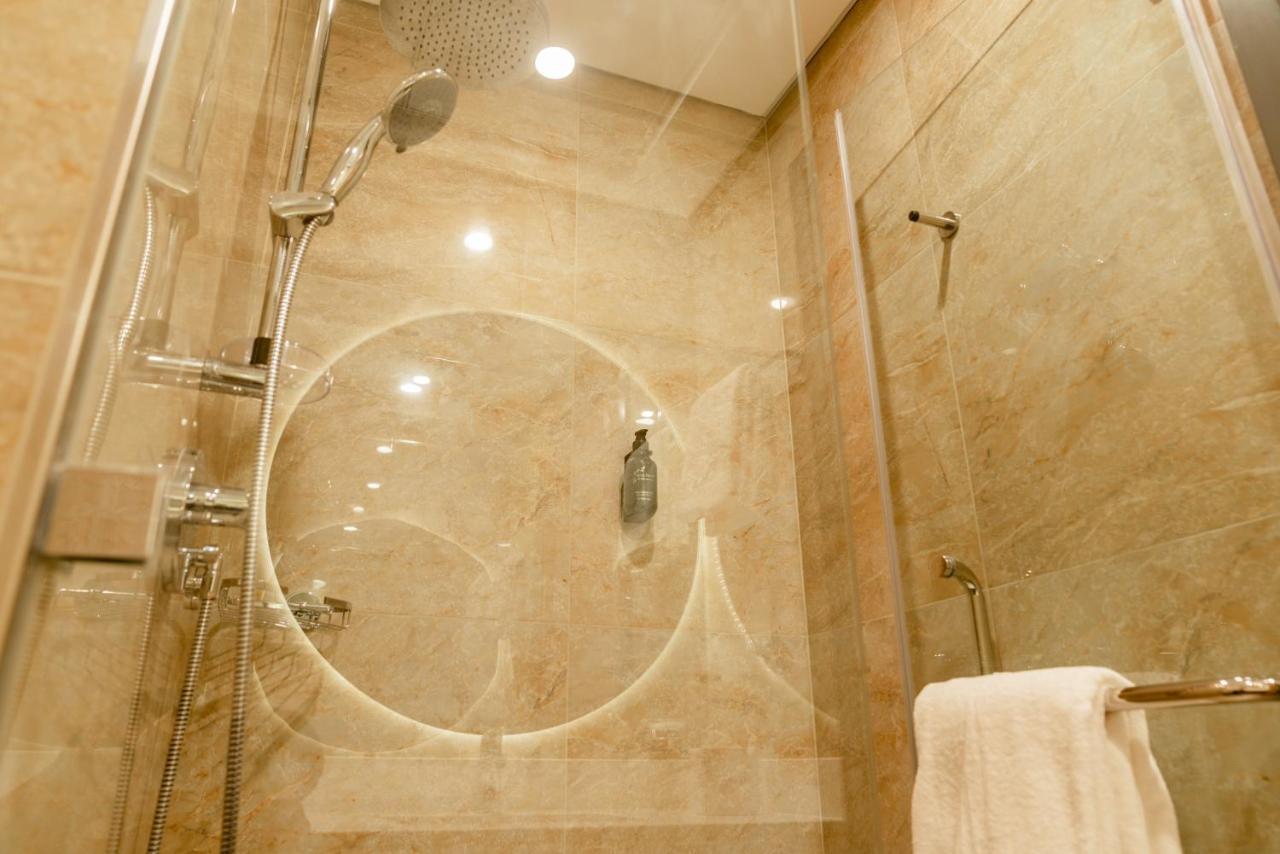 Resivation Hotel Dubai Bagian luar foto