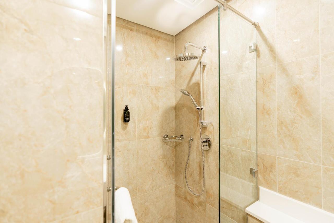 Resivation Hotel Dubai Bagian luar foto